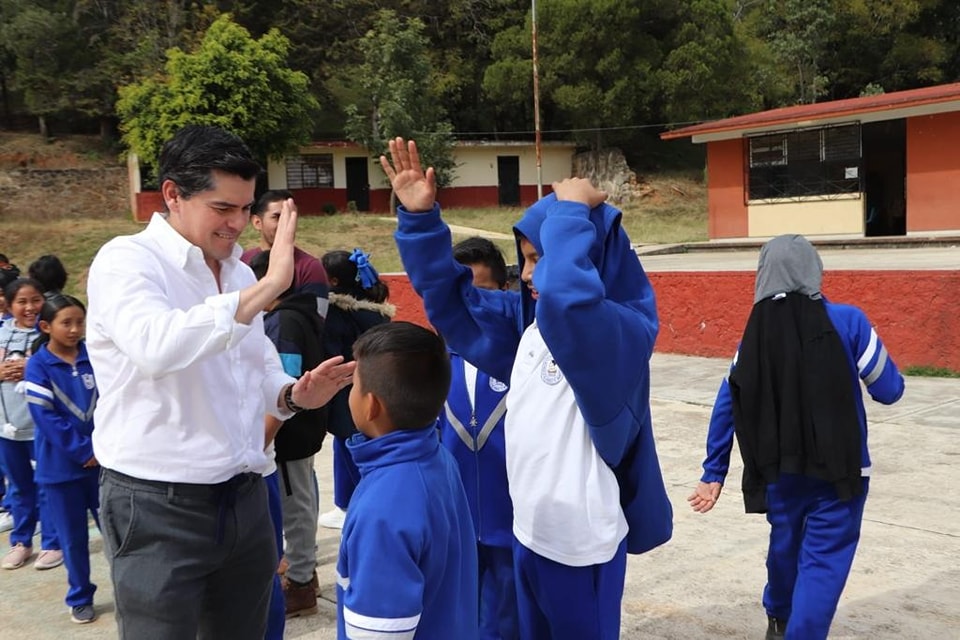 El Presidente Toño Ixtláhuac da inicio a la edificación de techado en la escuela primaria Leona Vicario.