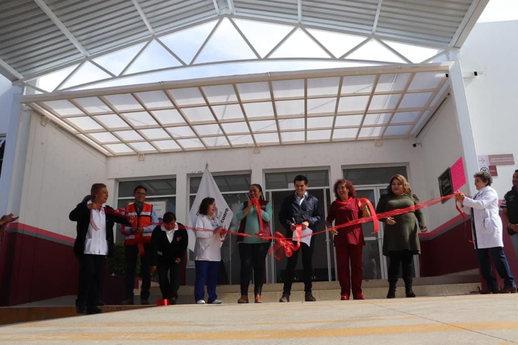 Entrega de una techumbre en el Centro de Salud de esta ciudad.