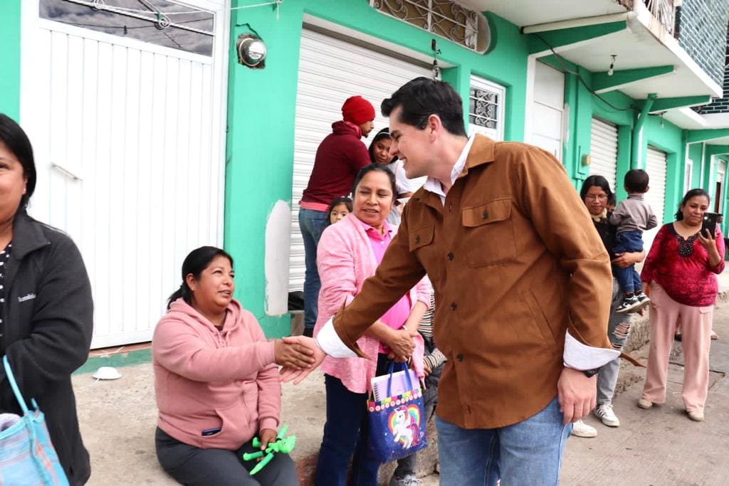 Se llevo a cabo una entrega más de cobijas en Zirahuato a más de 100 personas.